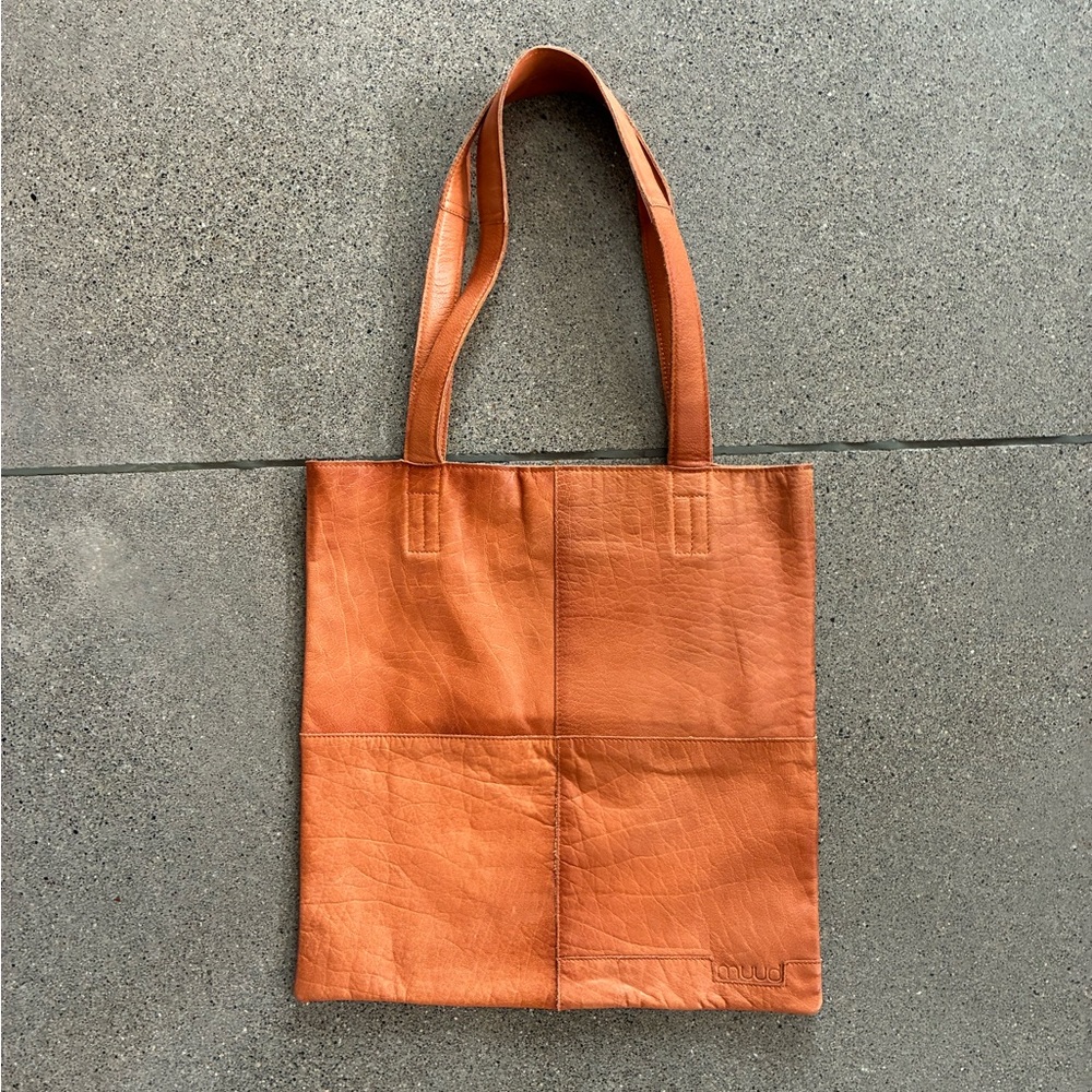 Elegant Tan Leather Tote Bag - Picture 3 of 5